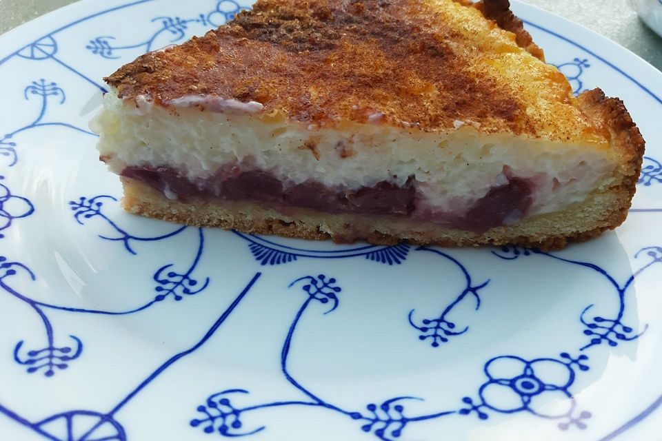 Milchreiskuchen mit Sauerkirschen