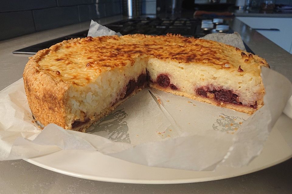 Milchreiskuchen mit Sauerkirschen