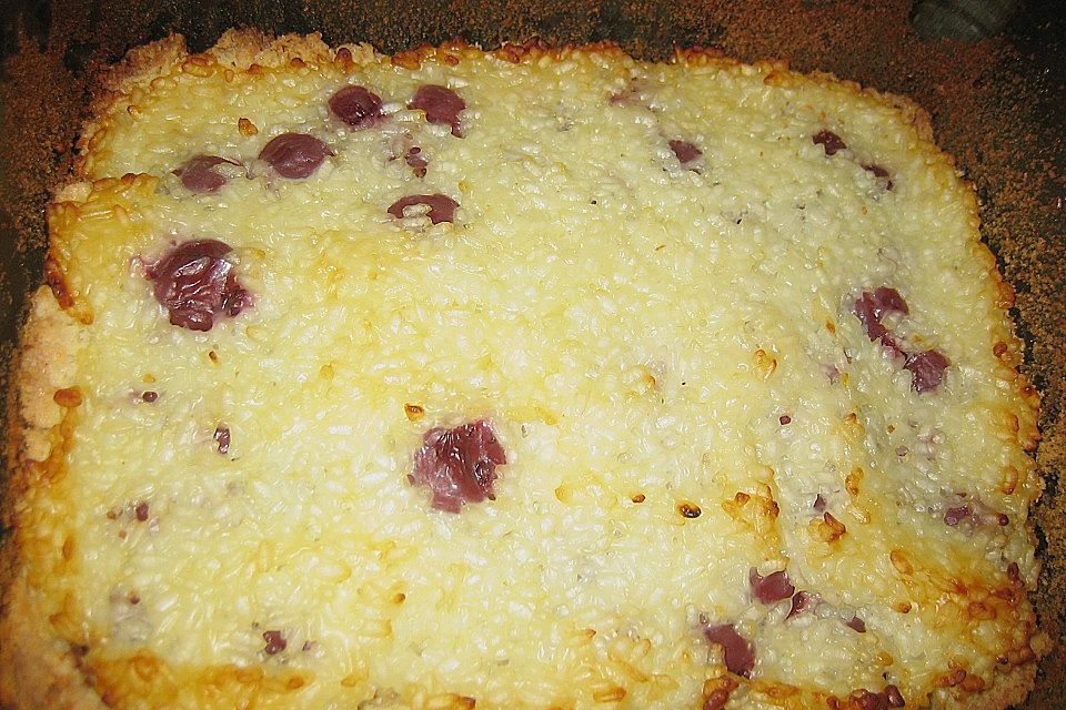 Milchreiskuchen mit Sauerkirschen