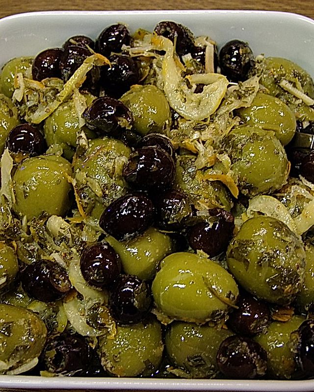 Eingelegte Oliven in Zitrus - Honig - Marinade