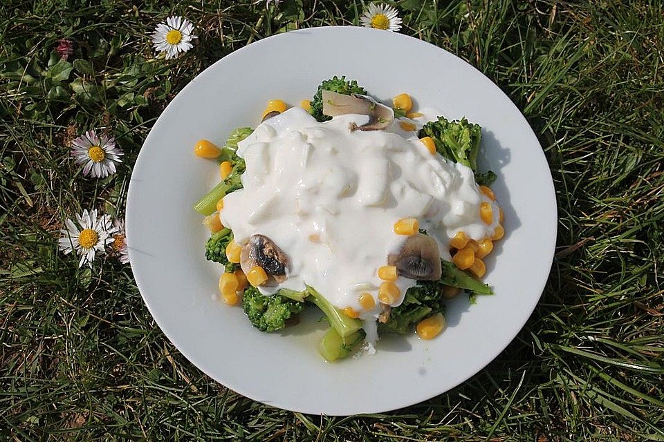 Gemüsesalat mit Brokkoli, Mais und Champignons