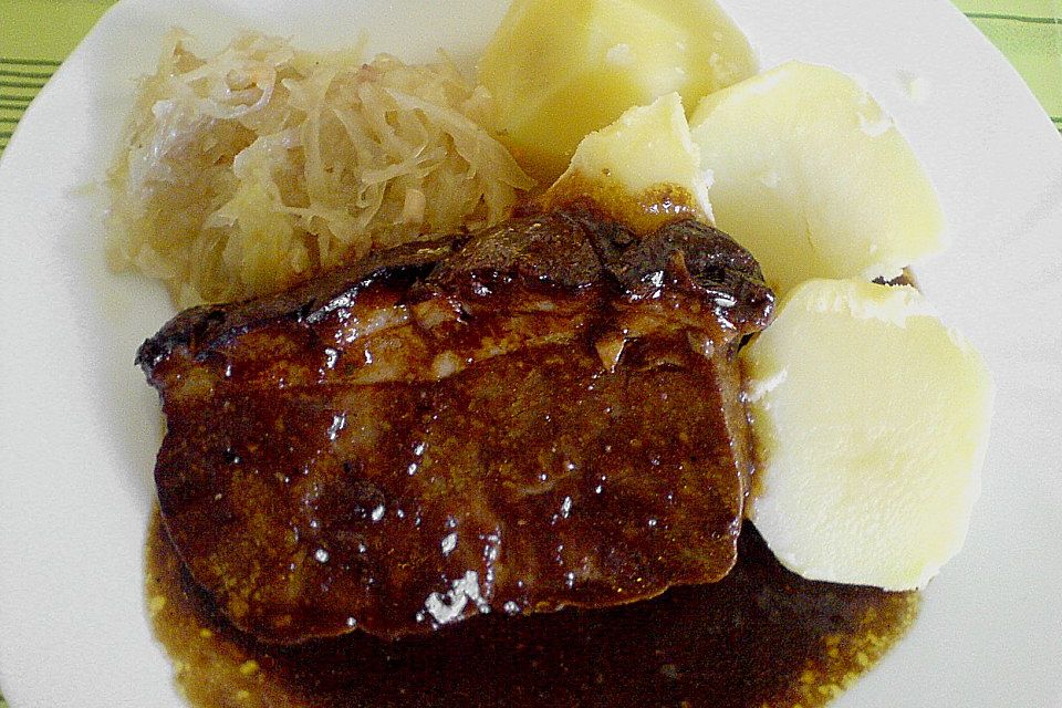 Bayrischer Krustenbraten mit leckerer Soße