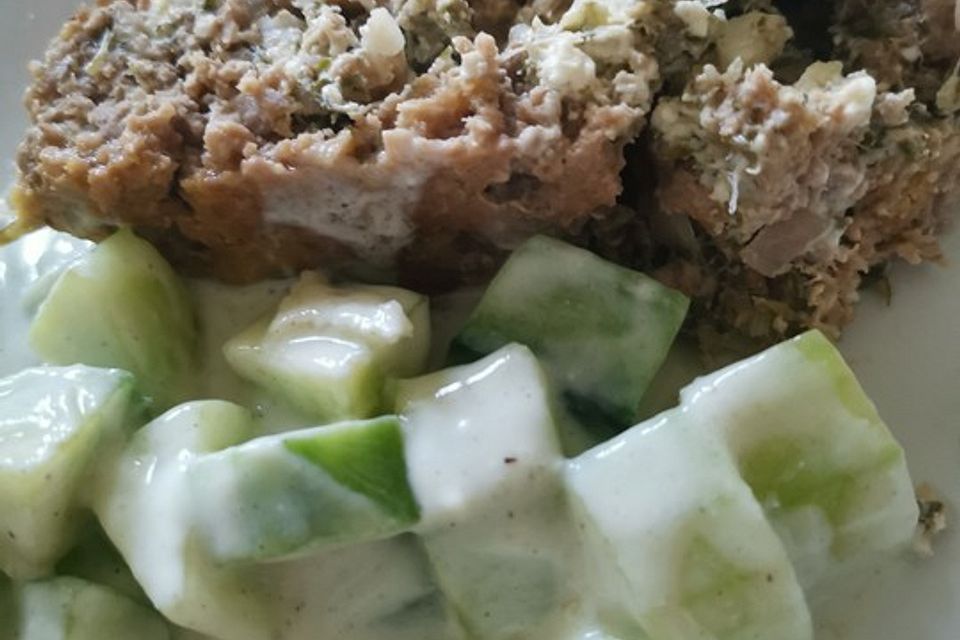 Griechischer Hackbraten und Gurkensalat mit Joghurt