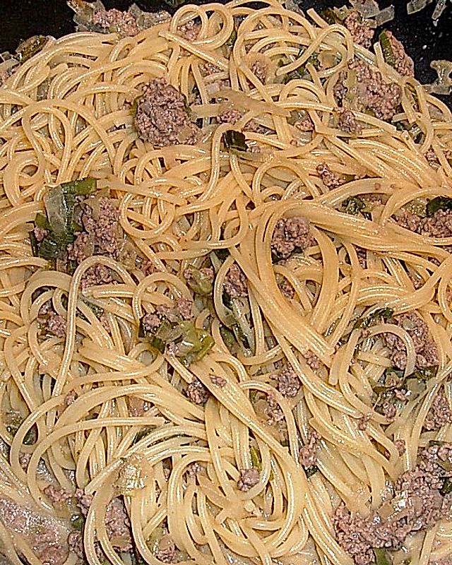 Spaghetti mit Lauchzwiebel - Hackfleisch - Sauce