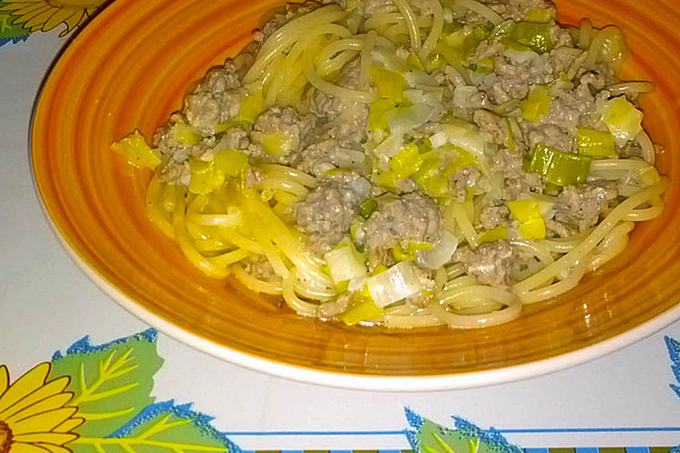 Spaghetti mit Lauchzwiebel - Hackfleisch - Sauce