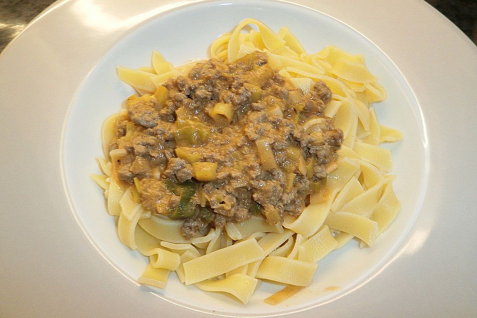 Spaghetti mit Lauchzwiebel - Hackfleisch - Sauce