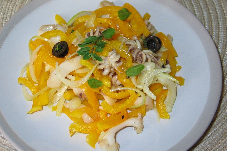 Tintenfischsalat mit Paprika und Oliven