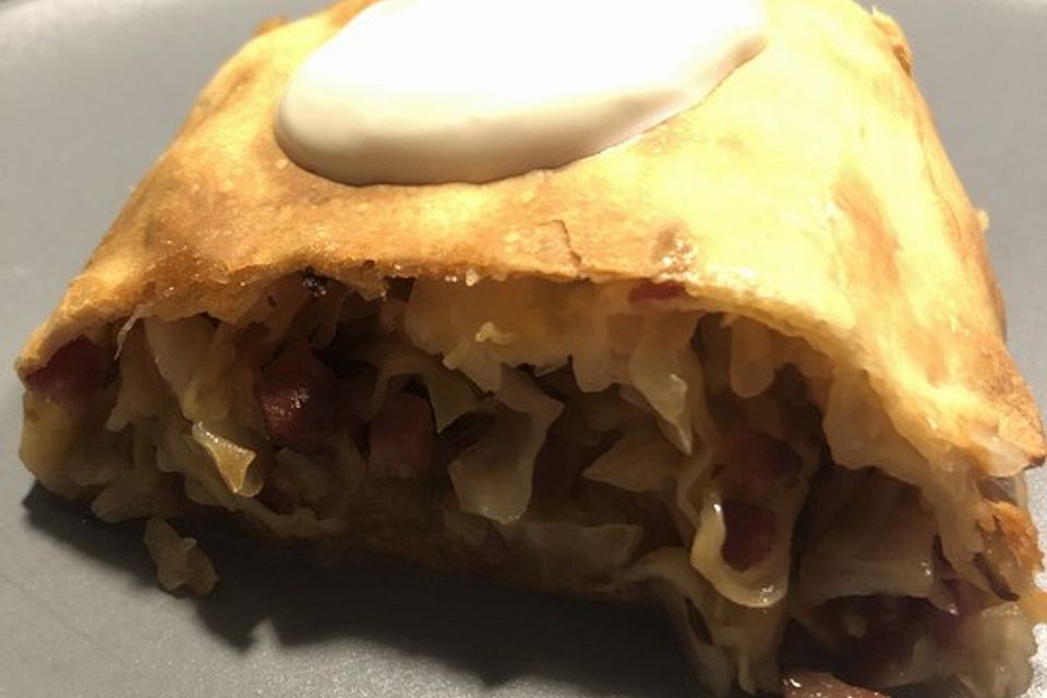 Burgenländischer Krautstrudel mit Rahm