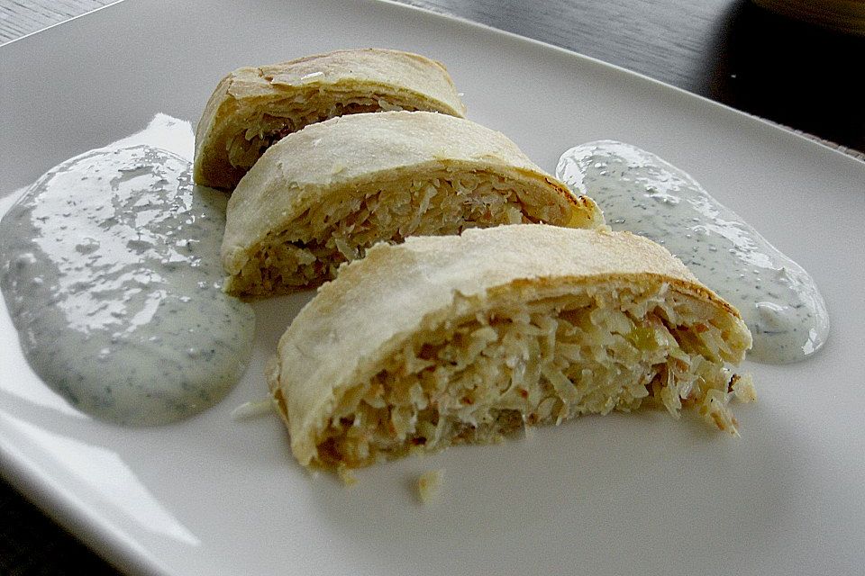 Burgenländischer Krautstrudel mit Rahm