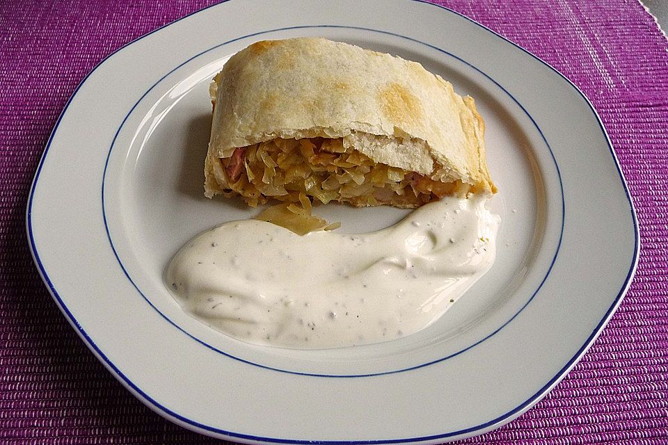 Burgenländischer Krautstrudel mit Rahm