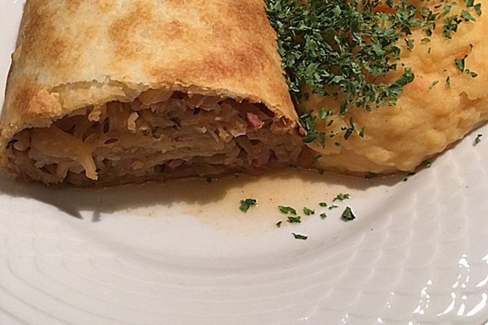 Burgenländischer Krautstrudel mit Rahm