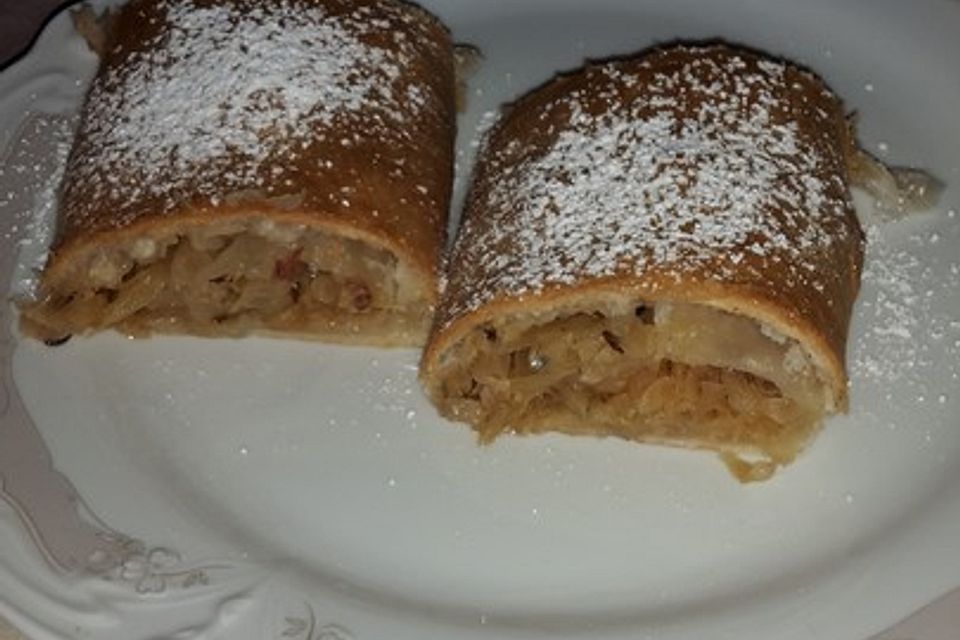 Burgenländischer Krautstrudel mit Rahm