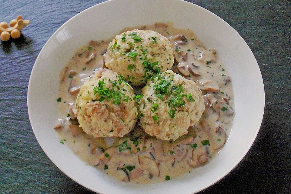 Kräuterklöße mit Champignon - Sauce