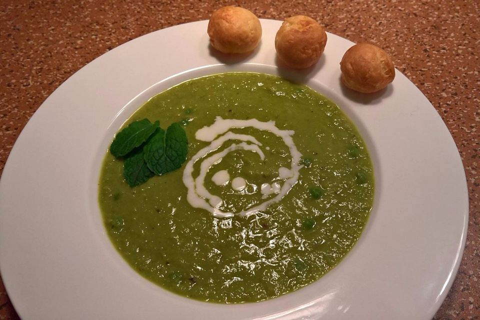 Erbsensuppe mit Käsebällchen