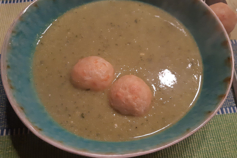 Erbsensuppe mit Käsebällchen