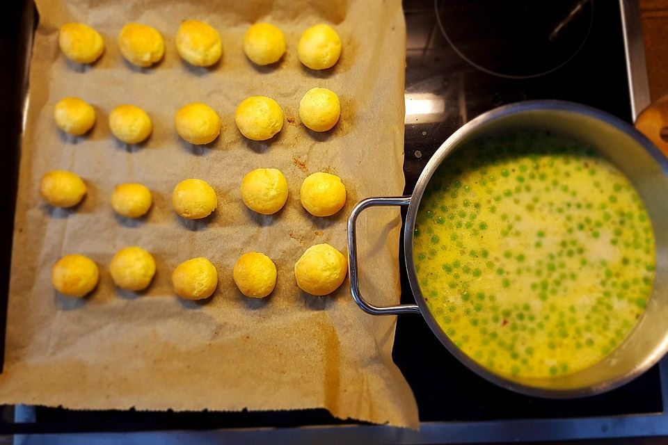 Erbsensuppe mit Käsebällchen