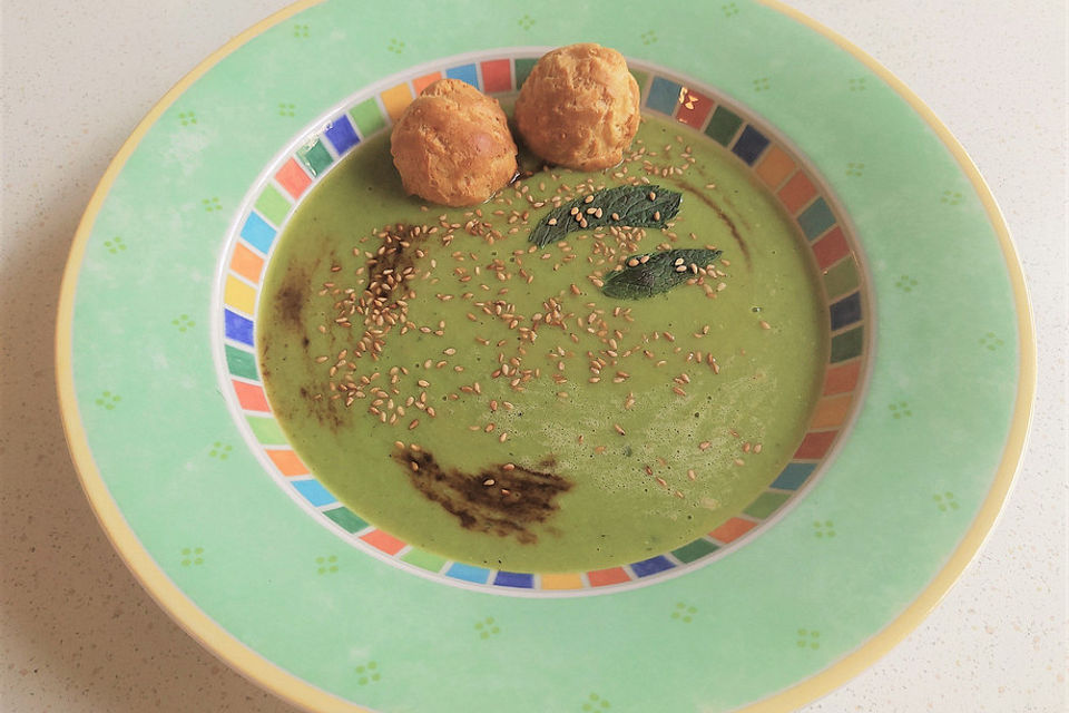 Erbsensuppe mit Käsebällchen