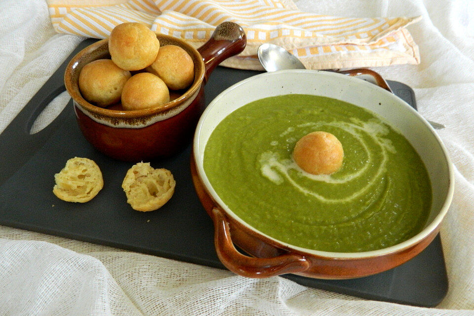 Erbsensuppe mit Käsebällchen