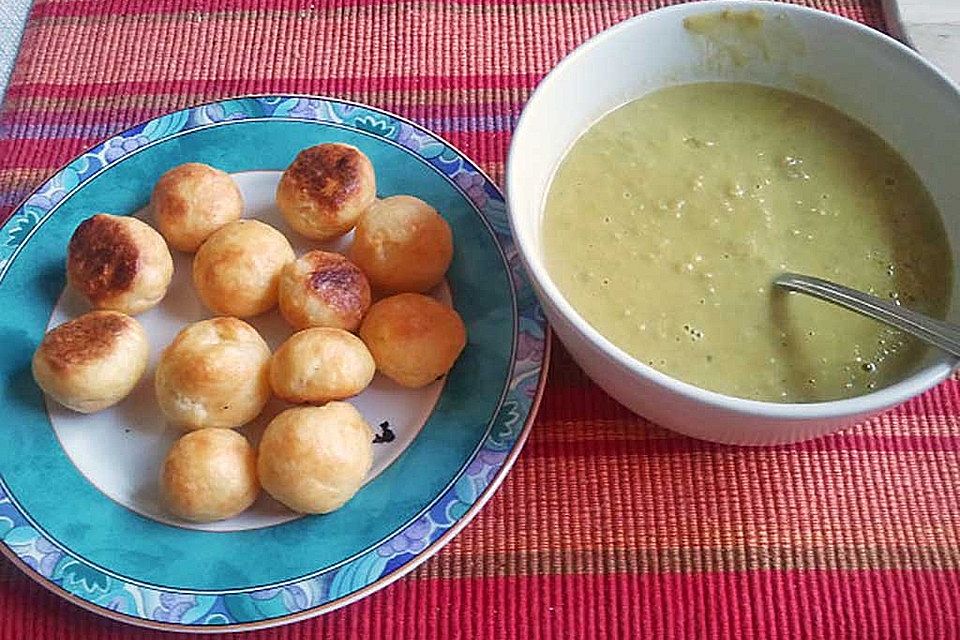 Erbsensuppe mit Käsebällchen