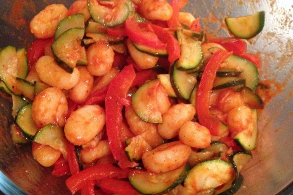 Gnocchi-Salat mit Zucchini und Paprika