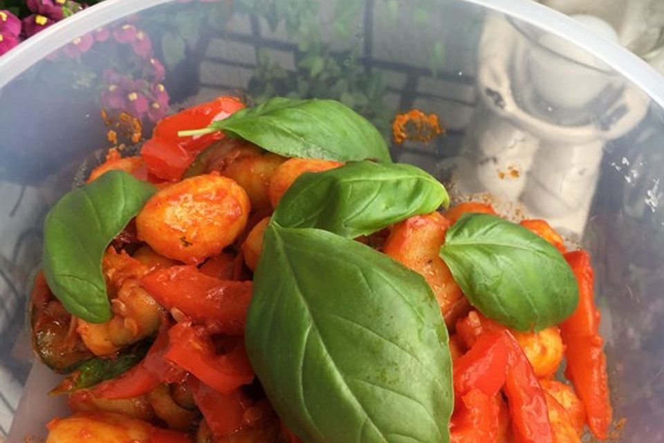 Gnocchi-Salat mit Zucchini und Paprika