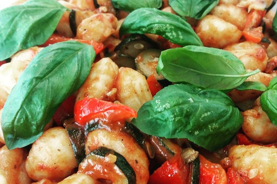 Gnocchi-Salat mit Zucchini und Paprika