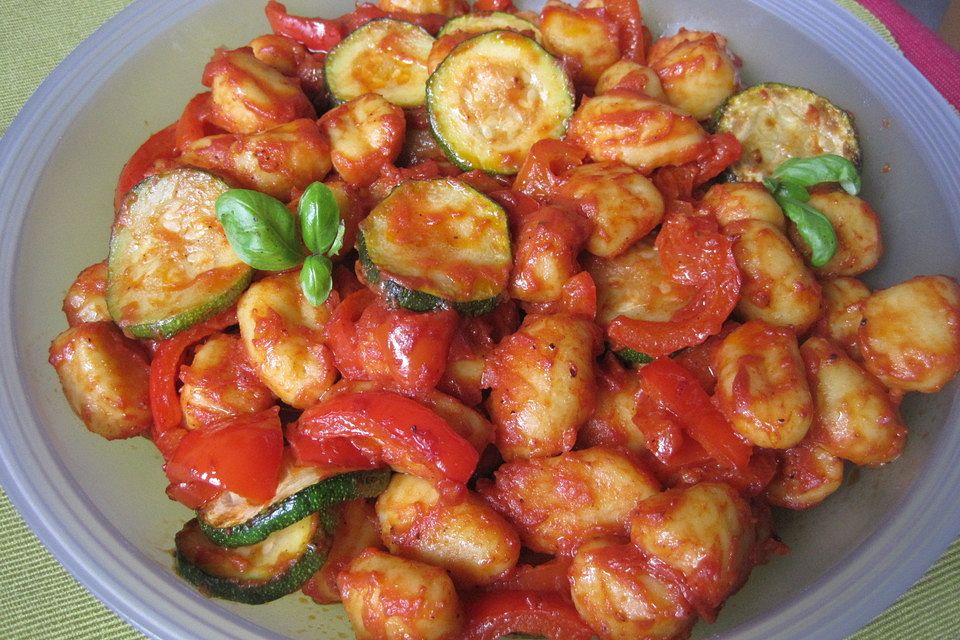 Gnocchi-Salat mit Zucchini und Paprika