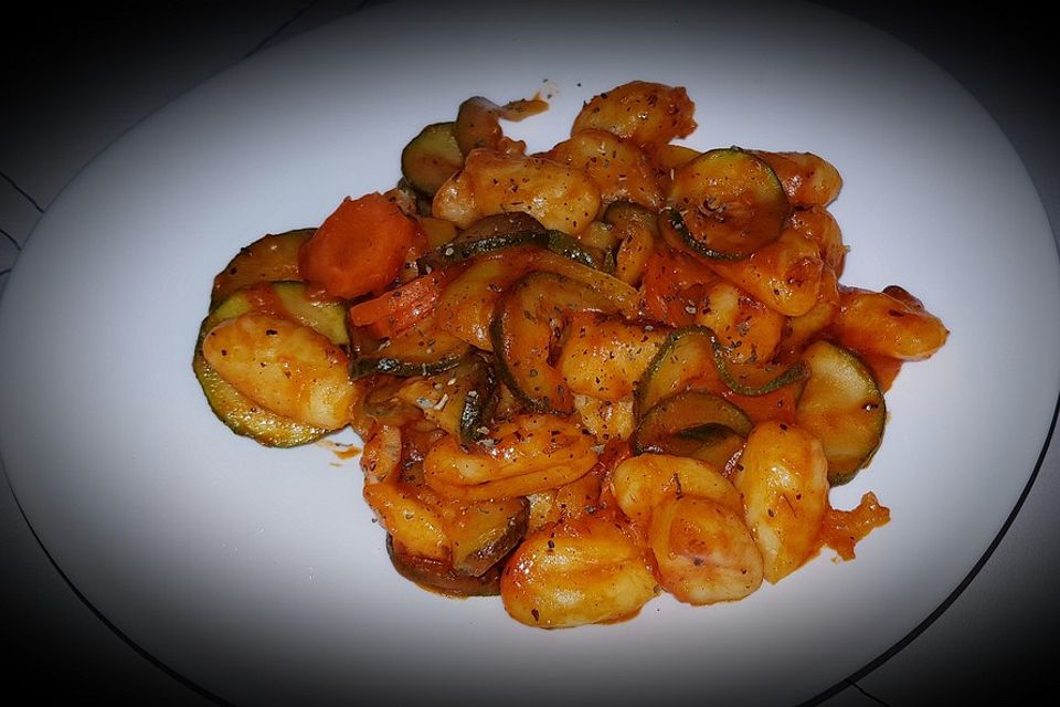 Gnocchi-Salat mit Zucchini und Paprika