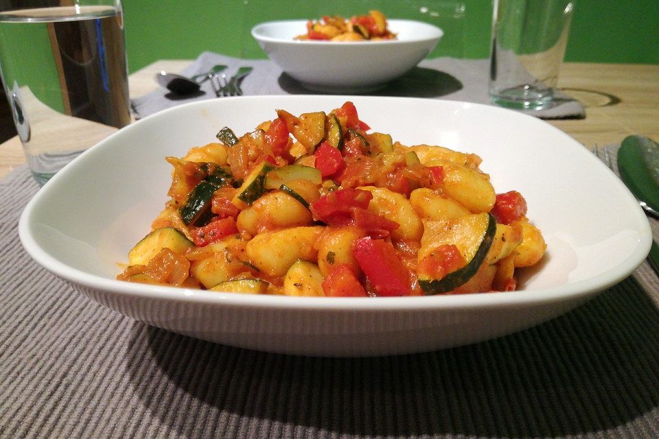 Gnocchi-Salat mit Zucchini und Paprika