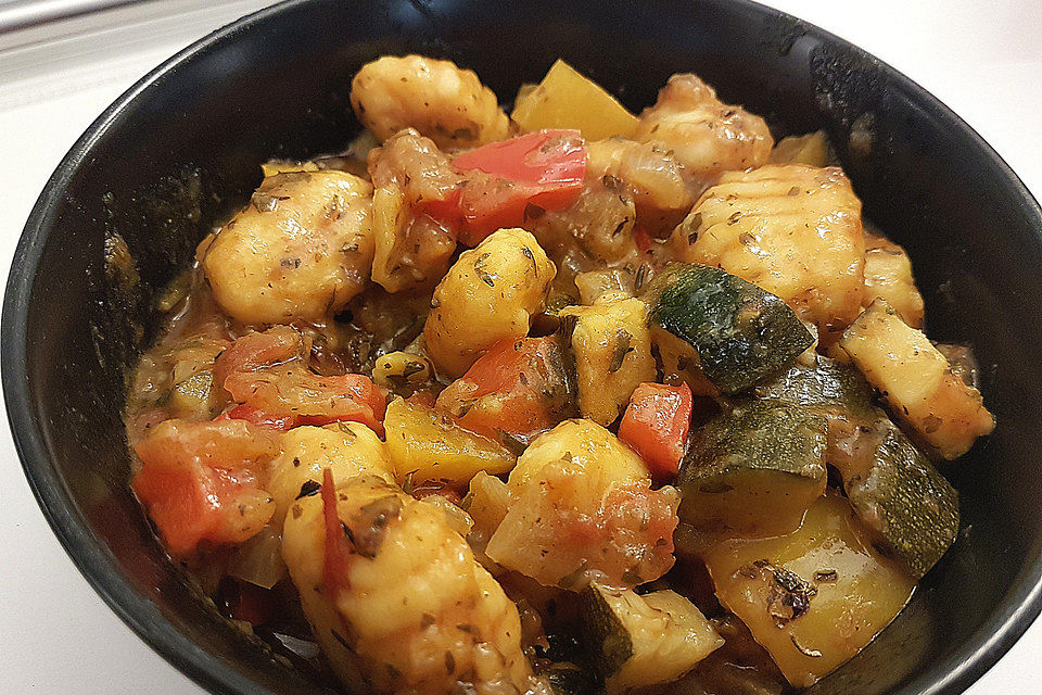 Gnocchi-Salat mit Zucchini und Paprika