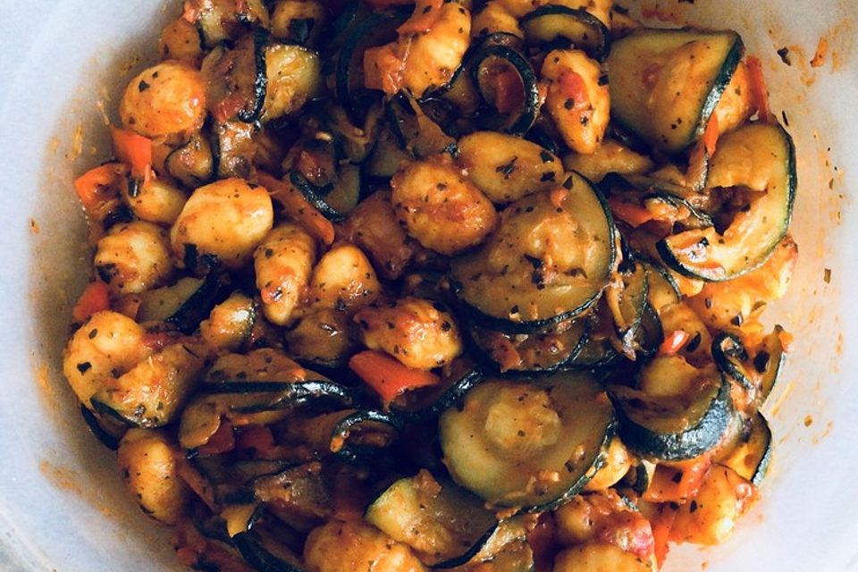 Gnocchi-Salat mit Zucchini und Paprika