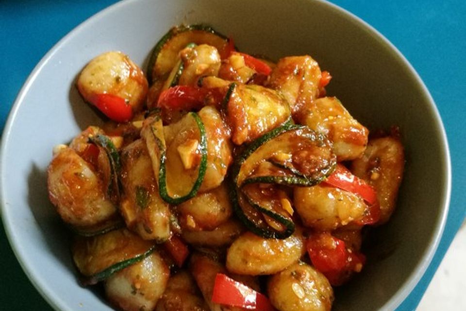 Gnocchi-Salat mit Zucchini und Paprika