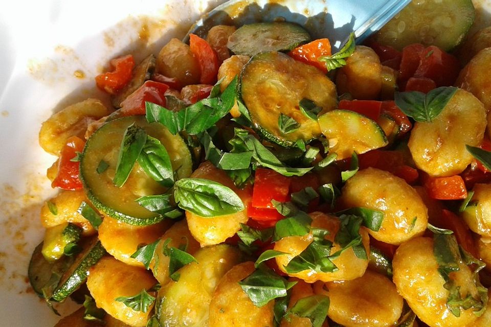 Gnocchi-Salat mit Zucchini und Paprika