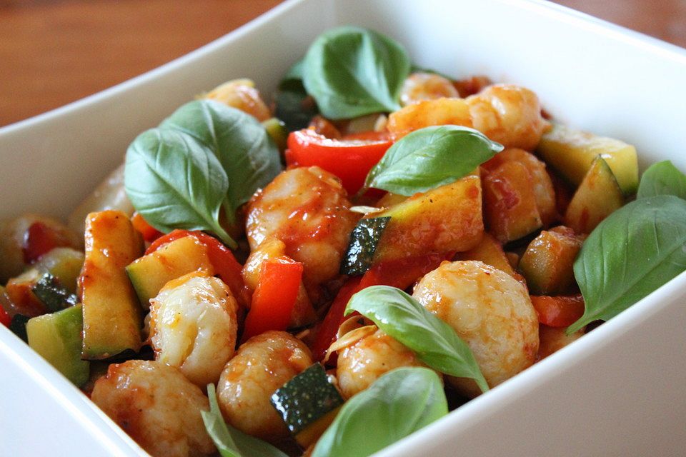 Gnocchi-Salat mit Zucchini und Paprika