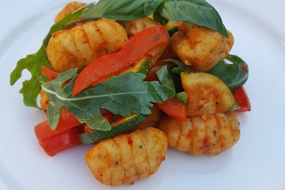 Gnocchi-Salat mit Zucchini und Paprika