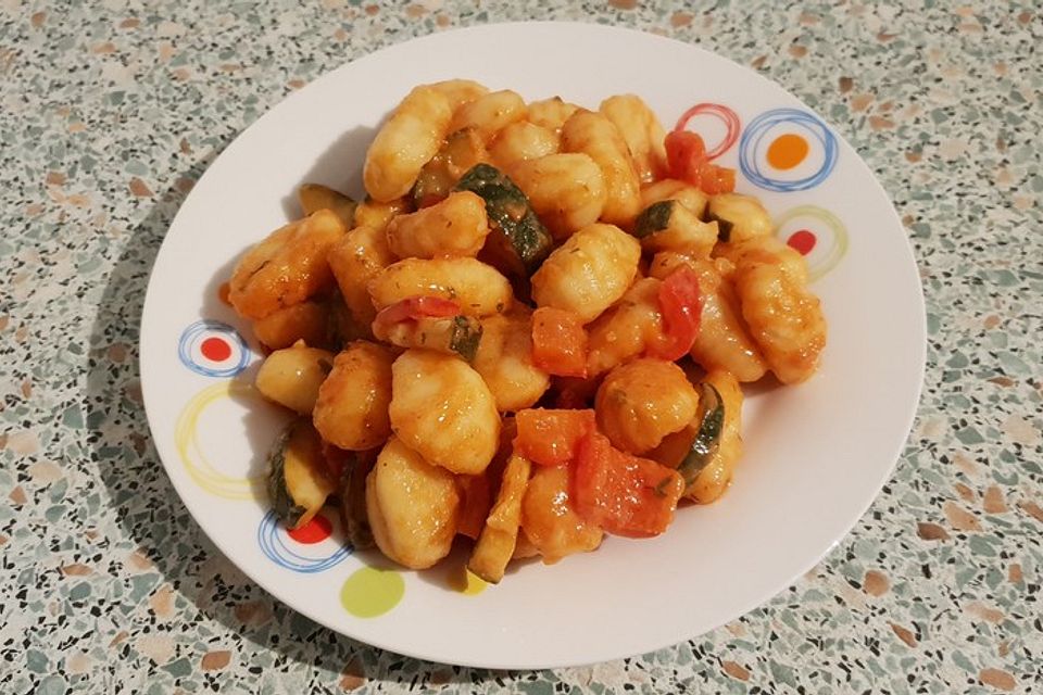 Gnocchi-Salat mit Zucchini und Paprika