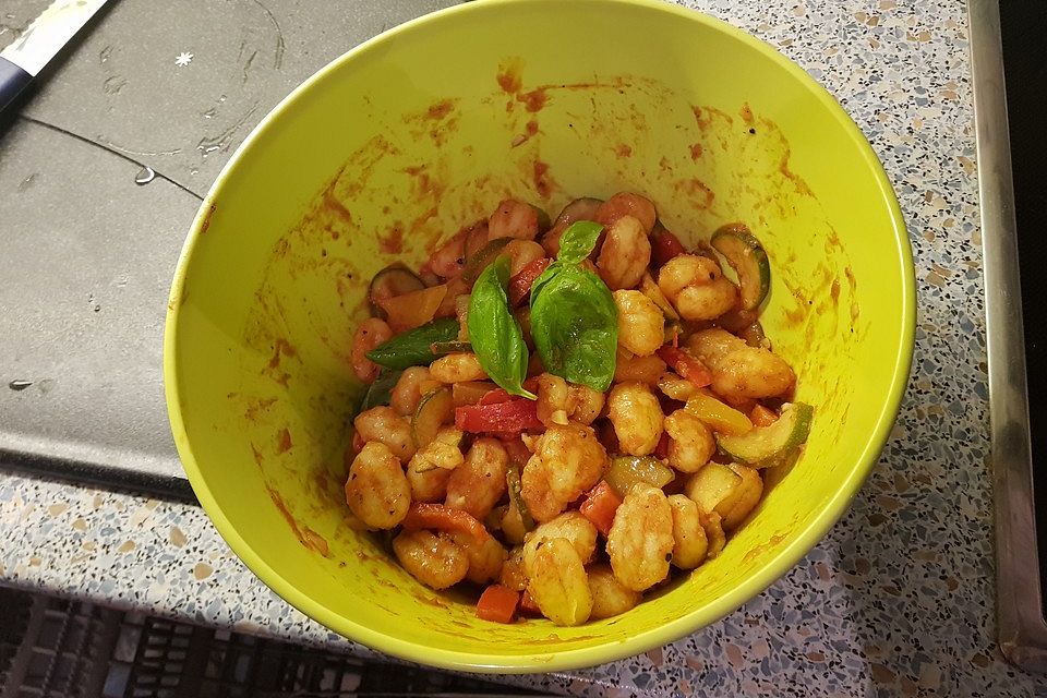 Gnocchi-Salat mit Zucchini und Paprika