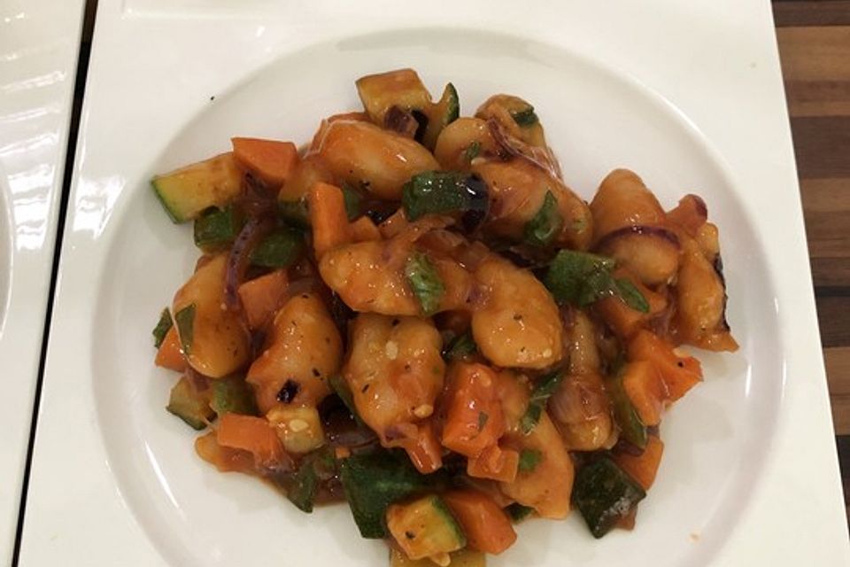 Gnocchi-Salat mit Zucchini und Paprika