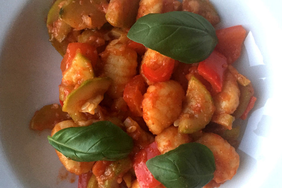 Gnocchi-Salat mit Zucchini und Paprika