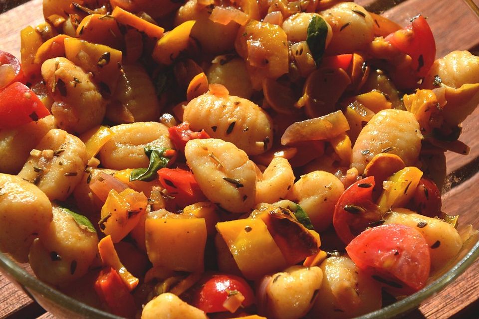 Gnocchi-Salat mit Zucchini und Paprika