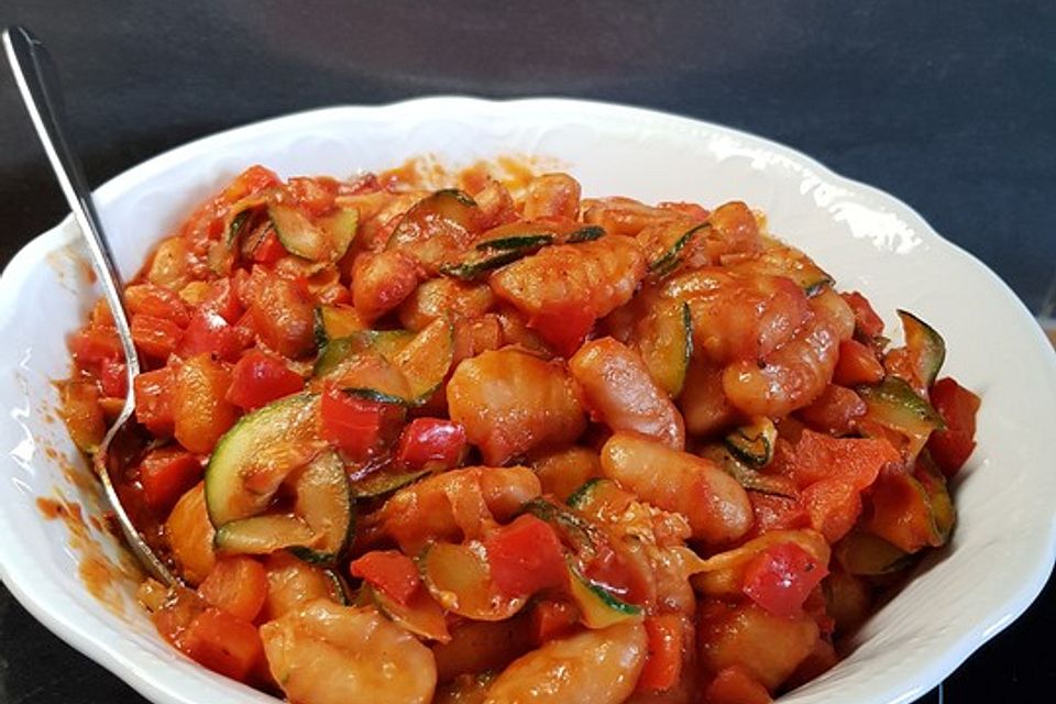 Gnocchi-Salat mit Zucchini und Paprika