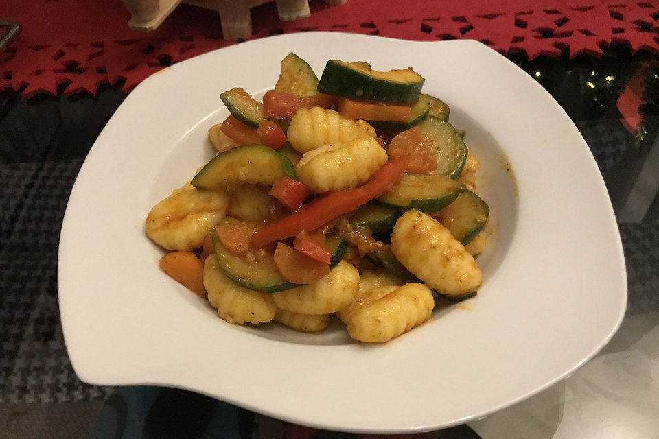 Gnocchi-Salat mit Zucchini und Paprika