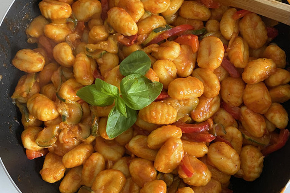 Gnocchi-Salat mit Zucchini und Paprika