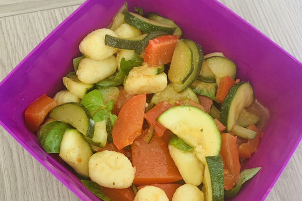 Gnocchi-Salat mit Zucchini und Paprika