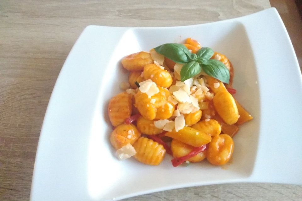 Gnocchi-Salat mit Zucchini und Paprika