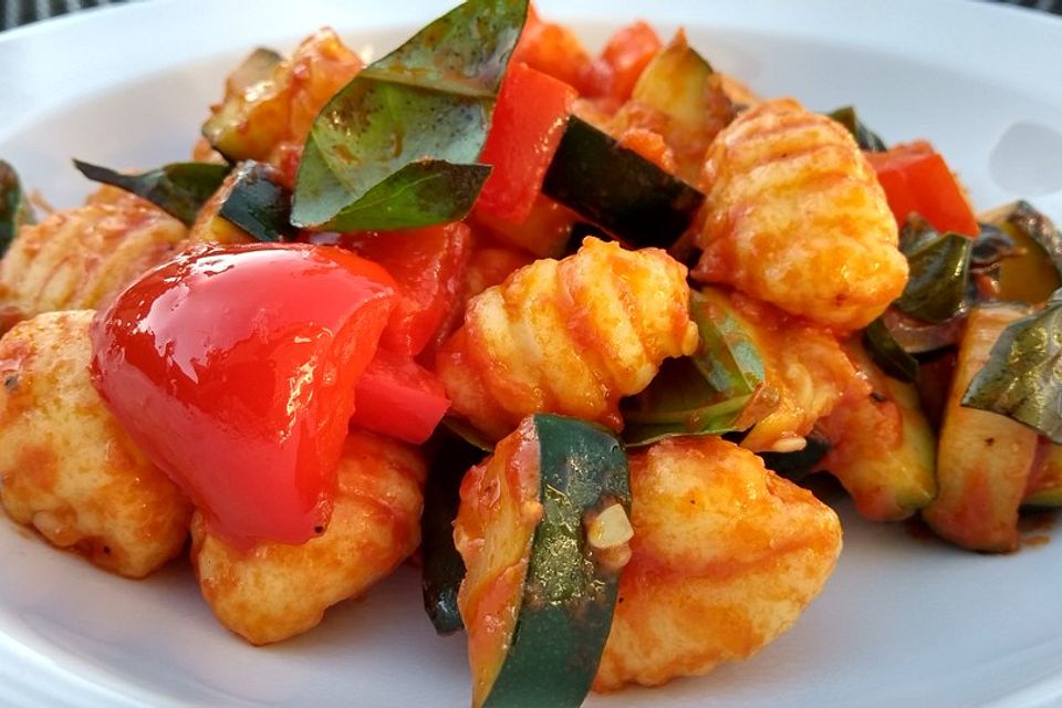 Gnocchi-Salat mit Zucchini und Paprika