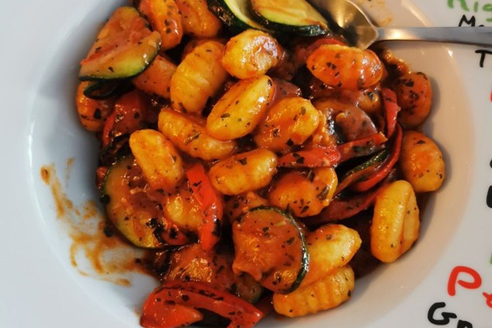 Gnocchi-Salat mit Zucchini und Paprika