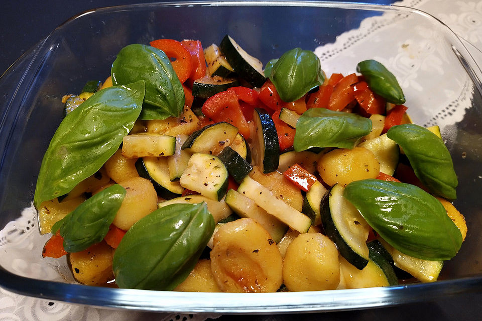 Gnocchi-Salat mit Zucchini und Paprika