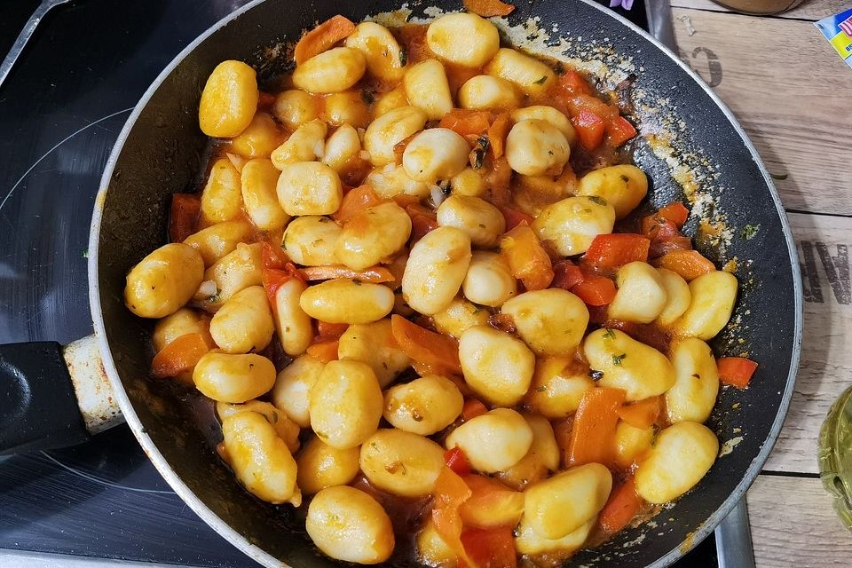 Gnocchi-Salat mit Zucchini und Paprika