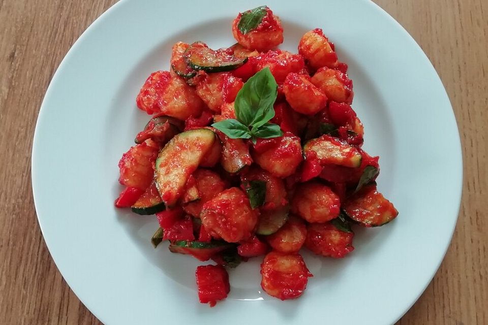 Gnocchi-Salat mit Zucchini und Paprika